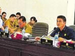 DPRD GUMAS RAPAT: Ketua DPRD Gunung Mas Binartha saat menanyakan terkait PAD di ruang rapat kantor dewan setempat, Senin (21/7).