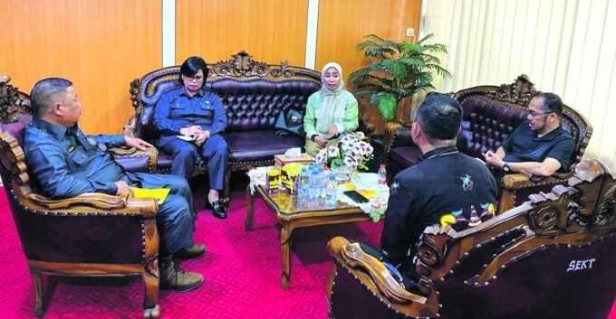 DPRD GUMAS DISKUSI: Anggota DPRD Gunung Mas, Singong, Sahriah, dan Lelie saat bediskusi dengan Disdik Kalteng, Jumat (18/7).