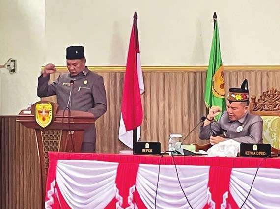 MENYAMPAIKAN: Jubir Banggar DPRD Gunung Mas, Endra menyampaikan pandangan dan laporan sekaligus rekomendasi saat rapat paripurna digedung dewan setempat, Senin (30/6)