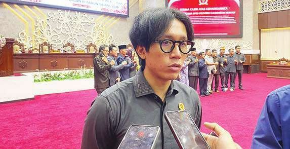 HARAPKAN PERBAIKAN: Anggota Komisi IV DPRD Kalteng, Okki Maulana, minta pemerintah kabupaten maupun provinsi bekerja sama saling koordinasi tanggapi soal drainase masyarakat Kotawaringin Barat yang minim perhatian, Rabu (16/7).