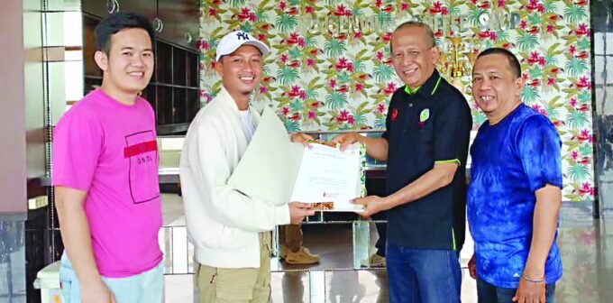 PENYERAHAN BERKAS PTMSI KALTENG: Anggota Komisi III DPRD Kalimantan Tengah, Ferry Khaidir, mendaftarkan diri sebagai calon Ketua Persatuan Tenis Meja Seluruh Indonesia (PTMSI) Kalimantan Tengah, Selasa (22/7).