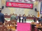 SEPAKAT: Ketua DPRD Kalteng Arton S Dohong menyerahkan hasil rapat pansus soal RPJMD tahun 2025-2029 kepada Pemerintah Provinsi Kalteng di ruang rapat gabungan, Jumat malam (25/7).