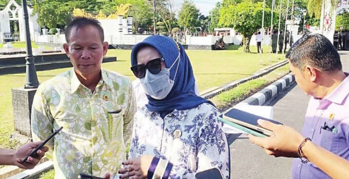 TANGGAPAN: Ketua Komisi II DPRD Kalimantan Tengah, Siti Nafsiah berikan tanggapan soal deforestasi dan kerusakan lingkungan seusai menemui peserta demo di depan kantor DPRD Kalimantan Tengah, Rabu (2/7).