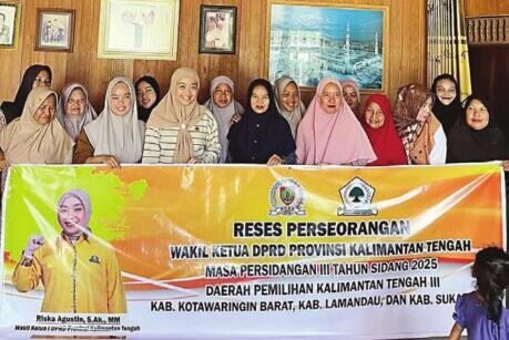 DPRD KALTENG SERAP ASPIRASI: Wakil Ketua I DPR Kalteng, Riska Agustin bersama warga dari desa Kotawaringin