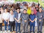 DPRD KAPUAS FOTO BERSAMA: Wakil Ketua II DPRD Kapuas Berinto (tiga dari kanan) dan Bupati Kapuas H Muhammad Wiyatno foto bersama seusai menghadiri operasi katarak gratis, Jumat (4/7).