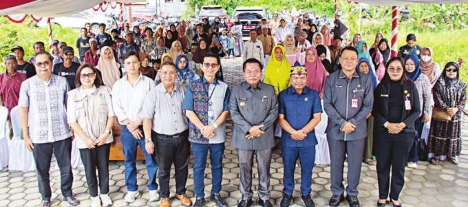DPRD KAPUAS FOTO BERSAMA: Wakil Ketua II DPRD Kapuas Berinto (tiga dari kanan) dan Bupati Kapuas H Muhammad Wiyatno foto bersama seusai menghadiri operasi katarak gratis, Jumat (4/7).