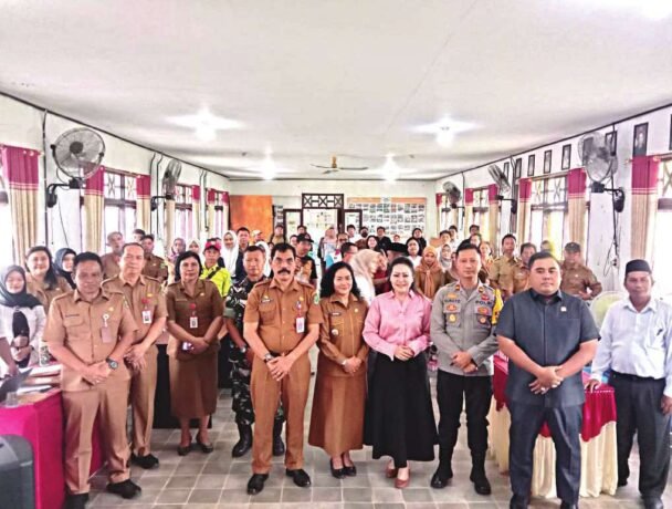 MUSRENBANG: Anggota DPRD Kabupaten Kapuas, Sera Sintanola dan H Abdullah foto bersama Kepala SKPD Kapuas usai Musrenbang Kecamatan Pulau Petak, Selasa (4/2).
