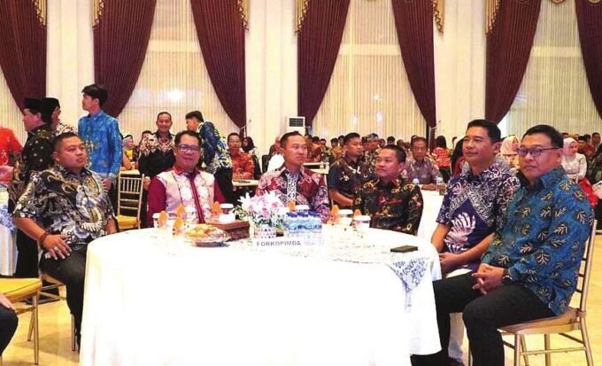 DPRD KAPUAS HADIRI: Wakil Ketua II DPRD Kabupaten Kapuas, Berinto (tiga dari kanan) saat hadiri pisah sambut Kapolres Kapuas pekan lalu.