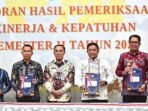 DPRD KAPUAS LHP: Wakil Ketua II DPRD Kabupaten Kapuas, Berinto menerima Laporan Hasil Pemeriksaan (LHP) Kinerja dan Kepatuhan semester II Tahun 2024 dari BPK Perwakilan Provinsi Kalteng, Jumat (10/1).