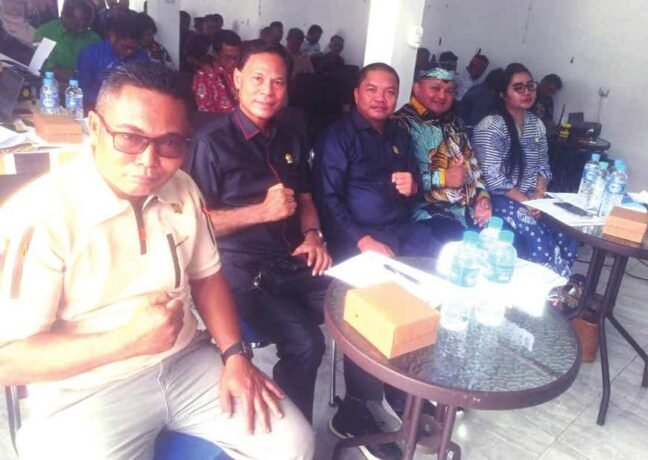 DPRD KAPUAS HADIRI: Anggota DPRD Kabupaten Kapuas, H Didi Hartoyo bersama Ketua DPRD Kabupaten Kapuas Ardiansah dan Wakil Ketua II DPRD Kabupaten Kapuas Berinto, juga Anggota DPRD Kapuas Daerah Pemilihan (Dapil) III Syarkawi H Sibu, dan Septi Purnama Sari setelah Musrenbang Kecamatan Timpah, Selasa (4/2).