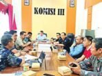 RAPAT: Wakil Ketua Komisi III DPRD Kabupaten Kapuas, H Abdurahman Amur didampingi Anggota Komisi III DPRD Kapuas memimpin rapat bersama Dinas Komunikasi dan Informatika Kabupaten Kapuas, belum lama ini.