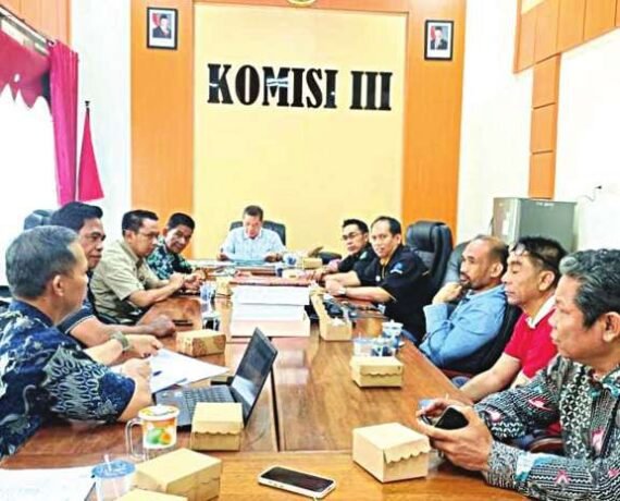 RAPAT: Wakil Ketua Komisi III DPRD Kabupaten Kapuas, H Abdurahman Amur didampingi Anggota Komisi III DPRD Kapuas memimpin rapat bersama Dinas Komunikasi dan Informatika Kabupaten Kapuas, belum lama ini.