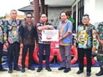 BANTUAN: Ketua DPRD Kabupaten Kapuas, Ardiansah hadiri penyerahan bantuan secara simbolis kepada masyarakat terdampak banjir, Kamis (6/2).