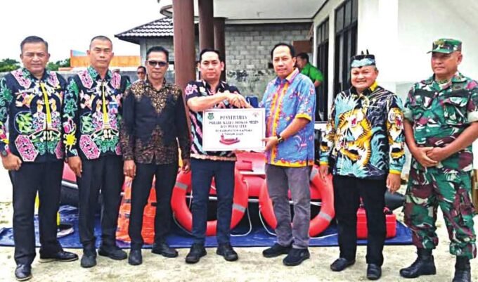 DPRD KAPUAS BANTUAN: Ketua DPRD Kabupaten Kapuas, Ardiansah hadiri penyerahan bantuan secara simbolis kepada masyarakat terdampak banjir, Kamis (6/2).