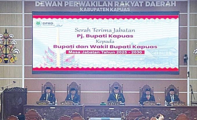 RAPAT PARIPURNA: Ketua DPRD Kabupaten Kapuas, Ardiansah memimpin rapat paripurna didampingi Wakil Ketua I DPRD Kapuas Yohanes dan Wakil Ketua II DPRD Kapuas Berinto serta dihadiri Bupati Kapuas, HM Wiyatno dan Wakil Bupati Kapuas, Dodo, Senin (3/3).