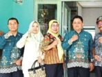 DPRD KAPUAS 2 KUNJUNGAN: Anggota Dewan Perwakilan Rakyat Daerah (DPRD) Kabupaten Kapuas, Thosibae Limin (kanan) bersama anggota DPRD Kapuas lainnya saat melakukan kunjungan kerja, belum lama ini.
