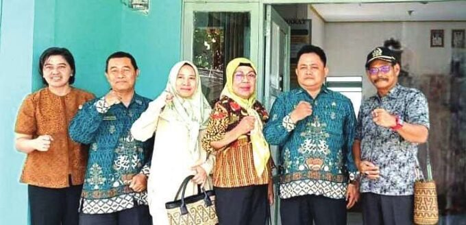 DPRD KAPUAS 2 KUNJUNGAN: Anggota Dewan Perwakilan Rakyat Daerah (DPRD) Kabupaten Kapuas, Thosibae Limin (kanan) bersama anggota DPRD Kapuas lainnya saat melakukan kunjungan kerja, belum lama ini.