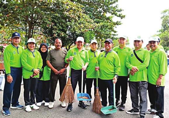 SINERGI: Wakil Ketua I DPRD Kapuas, Yohanes foto bersama Sekda Kapuas Septedy dan Kepala SOPD Kapuas saat ikuti Jumat Bersih dan Hijau dalam memperingati Hari Peduli Sampah Nasional Tahun 2025, Jumat (7/2).