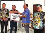 PENYERAHAN: Ketua DPRD Kabupaten Kapuas, Ardiansah (kanan) menyaksikan penyerahan simbolis bantuan Speedboat kepada Camat Kapuas Tengah, Mises, baru-baru ini.