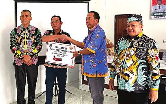 DPRD KAPUAS PENYERAHAN: Ketua DPRD Kabupaten Kapuas, Ardiansah (kanan) menyaksikan penyerahan simbolis bantuan Speedboat kepada Camat Kapuas Tengah, Mises, baru-baru ini.