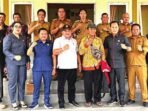 FOTO BERSAMA: Ketua DPRD Kabupaten Kapuas, Ardiansah, wakil ketua II, Berinto dan Anggota DPRD Kabupaten Kapuas Daerah Pemilihan Kapuas III, Septi Purnama Sari, H Didi Hartoyo, Syarkawi H Sibu dan Kusmanto foto bersama