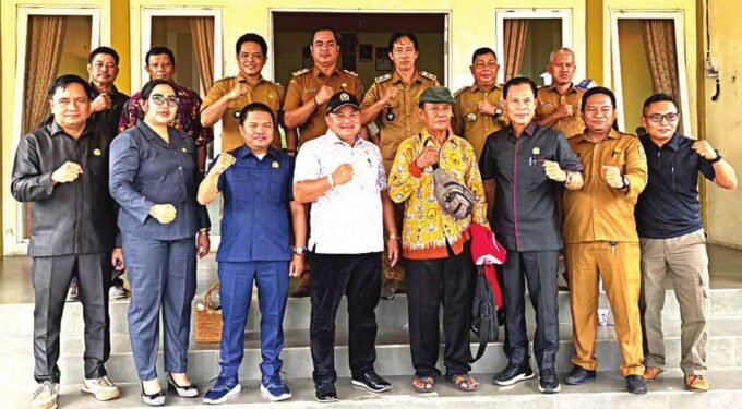 DPRD KAPUAS FOTO BERSAMA: Ketua DPRD Kabupaten Kapuas, Ardiansah, wakil ketua II, Berinto dan Anggota DPRD Kabupaten Kapuas Daerah Pemilihan Kapuas III, Septi Purnama Sari, H Didi Hartoyo, Syarkawi H Sibu dan Kusmanto foto bersama