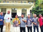 DPRD KAPUAS KUNJUNGAN: Ketua Komisi III DPRD Kabupaten Kapuas, Yunaningsih bersama Anggota DPRD Kabupaten Kapuas Eli Setiadi, Saferaniansyah, Agustinus Gerung, Syarkawi H Sibu, Pahmi dan Thosibae Limin saat kegiatan luar daerah, belum lama ini.