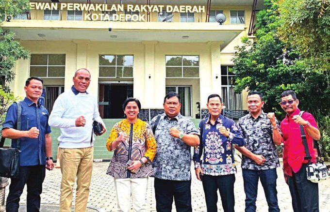 DPRD KAPUAS KUNJUNGAN: Ketua Komisi III DPRD Kabupaten Kapuas, Yunaningsih bersama Anggota DPRD Kabupaten Kapuas Eli Setiadi, Saferaniansyah, Agustinus Gerung, Syarkawi H Sibu, Pahmi dan Thosibae Limin saat kegiatan luar daerah, belum lama ini.