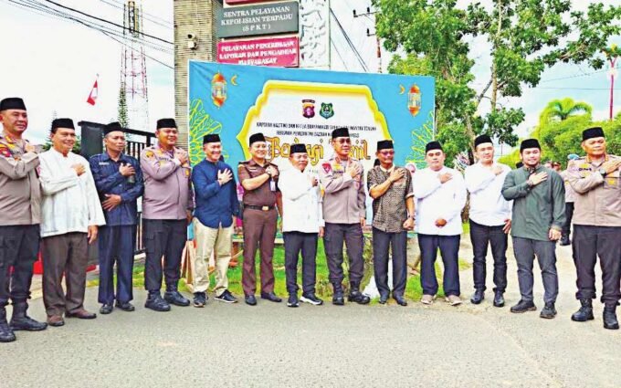 DPRD KAPUAS SAFARI RAMADAN: Anggota DPRD Kapuas, Thosibae Limin Abdullah dan Arhensa Mullah Muhammad foto bersama Kapolda Kalteng Irjen Djoko Poerwanto, Bupati Kapuas HM Wiyatno dan Forkopimda dalam Safari Ramadan Kapolda Kalteng, Rabu (12/3).