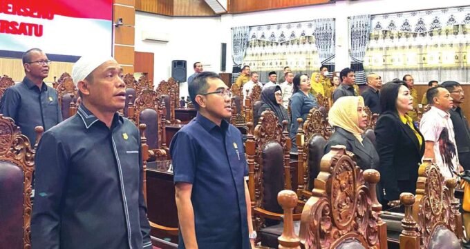 RAPAT PARIPURNA: Anggota DPRD Kabupaten Kapuas Bardiansyah dan Muhammad Yusuf bersama Anggota DPRD Kapuas ikuti rapat paripurna, beberapa waktu lalu.