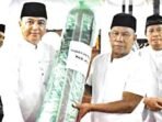 BANTUAN: Anggota DPRD Kabupaten Kapuas Lawin, menerima bantuan secara simbolis dari Pemerintah Kabupaten Kapuas disampaikan oleh Wakil Bupati Kapuas Dodo saat acara Safari Ramadan di Kecamatan Pulau Petak, Kamis (20/3).