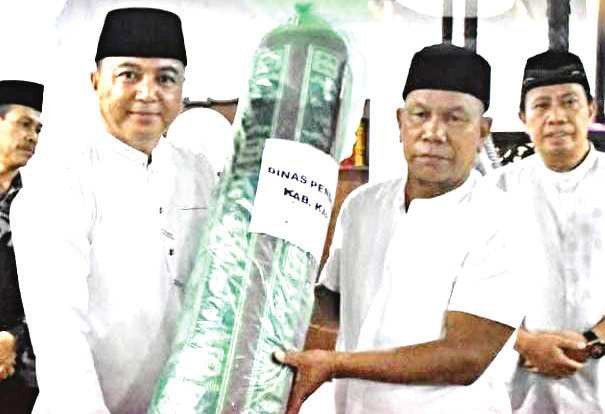 DPRD KAPUAS BANTUAN: Anggota DPRD Kabupaten Kapuas Lawin, menerima bantuan secara simbolis dari Pemerintah Kabupaten Kapuas disampaikan oleh Wakil Bupati Kapuas Dodo saat acara Safari Ramadan di Kecamatan Pulau Petak, Kamis (20/3).