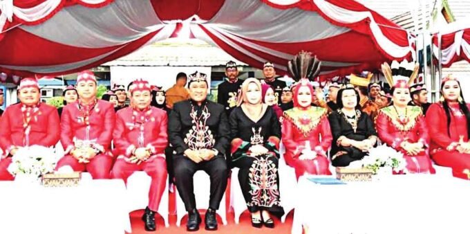 DPRD KAPUAS UPACARA: Ketua DPRD Kabupaten Kapuas, Ardiansah saat menghadiri upacara peringatan Hari Jadi Ke-219 Kota Kuala Kapuas dan HUT Ke-74 Pemerintah Kabupaten Kapuas, Senin (24/3).