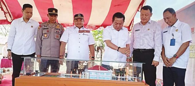 DPRD KAPUAS KEBERSAMAAN: Ketua DPRD Kapuas Ardiansah bersama Bupati Kapuas H Muhammad Wiyatno saat pemasangan tiang pancang pembangunan MPP, Rabu (9/7)
