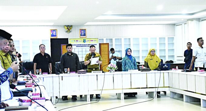 DUKUNGAN: Ketua Komisi IV DPRD Kapuas, Arhensa Mullah Muhammad dan Ketua Pansus III DPRD Kapuas, Ilham, hadiri Deklarasi Dukungan Kabupaten Kapuas sebagai Kabupaten Layak Anak, Selasa (29/4).