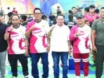 KEJUARAAN: Wakil Ketua I DPRD Kapuas, Yohanes dan Bupati Kapuas, HM Wiyatno bersama Anggota DPRD Kapuas Wahyono dan Arhensa Mullah Muhammad hadiri pembukaan Kejuaraan Bulutangkis Bupati Cup, pekan lalu.