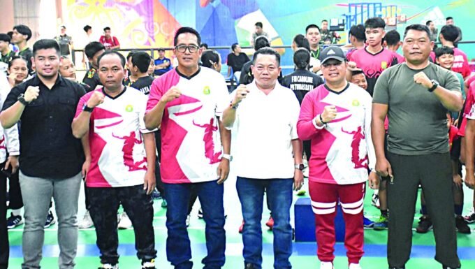 KEJUARAAN: Wakil Ketua I DPRD Kapuas, Yohanes dan Bupati Kapuas, HM Wiyatno bersama Anggota DPRD Kapuas Wahyono dan Arhensa Mullah Muhammad hadiri pembukaan Kejuaraan Bulutangkis Bupati Cup, pekan lalu.