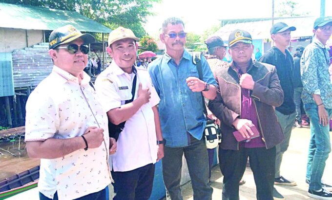 HADIR: Wakil Ketua I DPRD Kapuas Yohanes bersama Anggota DPRD Kabupaten Kapuas Wahyono dan Thosibae Limin menghadiri kegiatan kunjungan Gubernur Kalteng Agustiar Sabran serta Bupati Kapuas HM. Wiyatno di Desa Lupak, Rabu (7/5).