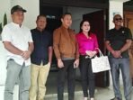 KUNJUNGAN KERJA: Ketua Komisi I DPRD Kabupaten Kapuas Sera Sintanola bersama anggota foto bersama dalam kunjungan di DPRD Kalimantan Selatan, pekan lalu.