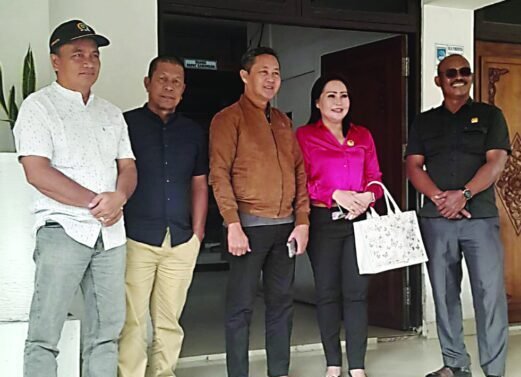DPRD KAPUAS KUNJUNGAN KERJA: Ketua Komisi I DPRD Kabupaten Kapuas Sera Sintanola bersama anggota foto bersama dalam kunjungan di DPRD Kalimantan Selatan, pekan lalu.