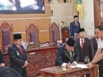 DPRD KAPUAS PERSERTUJUAN: Ketua DPRD Kapuas Ardiansah melakukan penandatangan persetujuan Raperda APBD Perubahan tahun anggaran 2025 saat rapat paripurna, Rabu (9/7).