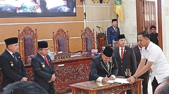 DPRD KAPUAS PERSERTUJUAN: Ketua DPRD Kapuas Ardiansah melakukan penandatangan persetujuan Raperda APBD Perubahan tahun anggaran 2025 saat rapat paripurna, Rabu (9/7).