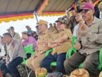 Wakil Ketua I DPRD Kapuas Yohanes (dua dari kanan) menghadiri kegiatan panen raya padi bersama Gubernur Kalimantan Tengah (Kalteng) H Agustiar Sabran di Desa Terusan Makmur, Senin (14/7).