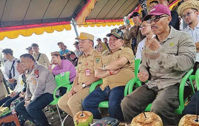 DPRD KAPUAS Wakil Ketua I DPRD Kapuas Yohanes (dua dari kanan) menghadiri kegiatan panen raya padi bersama Gubernur Kalimantan Tengah (Kalteng) H Agustiar Sabran di Desa Terusan Makmur, Senin (14/7).