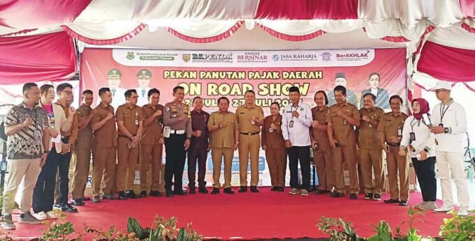 FOTO BERSAMA: Wakil Ketua I DPRD Kapuas Yohanes foto bersama Bupati Kapuas H Muhammad Wiyatno pada pembukaan Pekan Panutan On Road Show Pajak Daerah tahun 2025 di halaman Kantor Bapenda Kapuas, Senin (21/7).