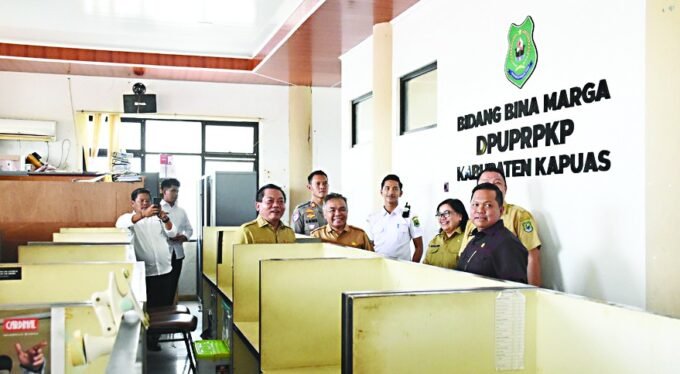 DPRD KAPUAS SIDAK: Wakil Ketua I DPRD Kapuas Yohanes saat turut mendampingi Bupati Kapuas H Muhammad Wiyatno mengecek rehabilitasi kantor DPUPR Kapuas, Senin (21/7).