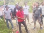 DEKAT DENGAN RAKYAT: Anggota DPRD Kapuas Didi Hartoyo bersama masyarakat saat penyerahan perahu kepada kelompok nelayan di Desa Karukus belum lama tadi.
