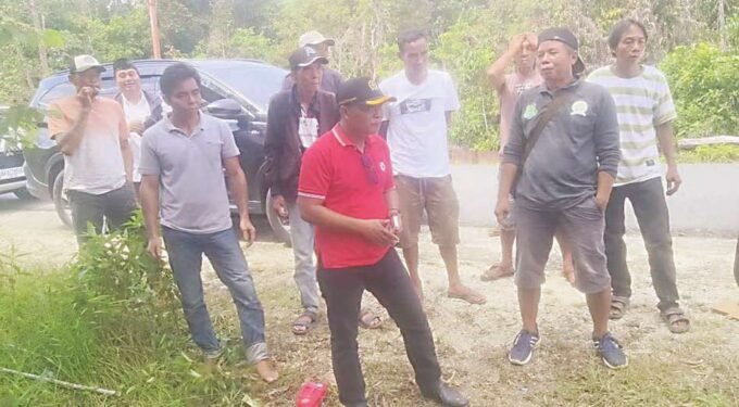 DPRD KAPUAS DEKAT DENGAN RAKYAT: Anggota DPRD Kapuas Didi Hartoyo bersama masyarakat saat penyerahan perahu kepada kelompok nelayan di Desa Karukus belum lama tadi.