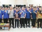 KOMPAK: Wakil Ketua II DPRD Kapuas Berinto foto bersama seusai pelantikan pengurus DPD KNPI Kapuas, Minggu (27/7).