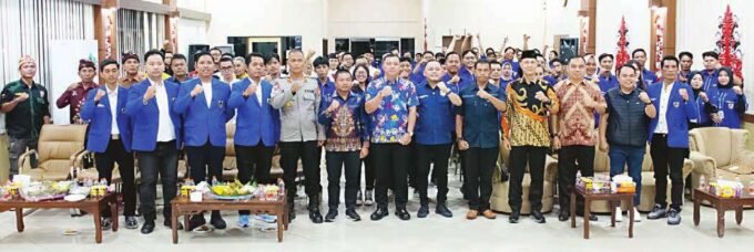 DPRD KAPUAS KOMPAK: Wakil Ketua II DPRD Kapuas Berinto foto bersama seusai pelantikan pengurus DPD KNPI Kapuas, Minggu (27/7).